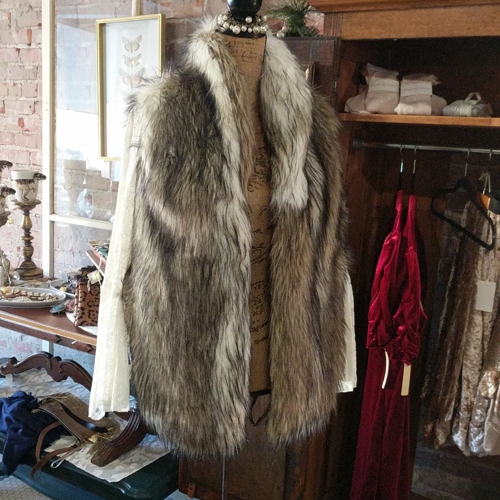 Fur vest with lace sleeves